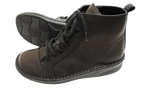 【インコルジェ 8674 ブラック】靴紐ショートブーツ